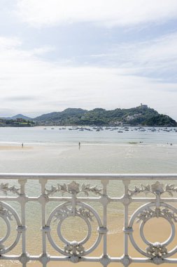 Turizm. La Concha plajı, gezinti güvertesinden görüldü. Arka planda Monte Igueldo ve Urgull. İspanya 'da yaz tatili