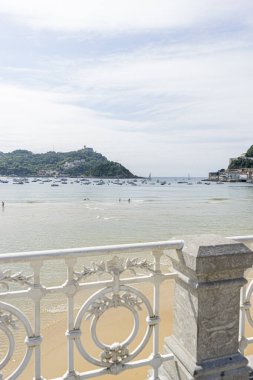 La Concha plajı, gezinti güvertesinden görüldü. Arka planda Monte Igueldo ve Urgull. İspanya 'da yaz tatili