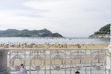 Deniz Burnu, La Concha plajı, gezinti güvertesinden görüldü. Arka planda Monte Igueldo ve Urgull. İspanya 'da yaz tatili