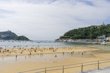 Deniz Burnu, La Concha plajı, gezinti güvertesinden görüldü. Arka planda Monte Igueldo ve Urgull. İspanya 'da yaz tatili