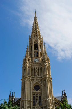Neo-gotik tepeleri olan ana kule. İspanya 'nın Bask Bölgesi, San Sebastian şehrindeki Buen Pastor Katedrali.