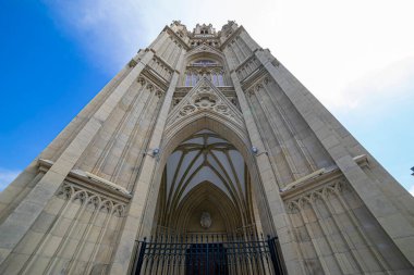 Neo-gotik ön kapı. İspanya 'nın Bask Bölgesi, San Sebastian şehrindeki Buen Pastor Katedrali.
