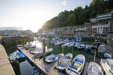 San Sebastian, İspanya 'da Günbatımında Manzara Limanı