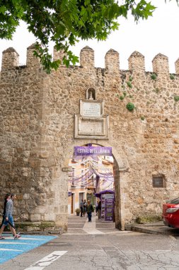 Ziyaretçiler, renkli dekorasyonların yaz atmosferini canlandırdığı Brihuega, Guadalajara, İspanya 'daki Lavanta Festivali' ne giden tarihi kemer yolunda geziniyorlar..