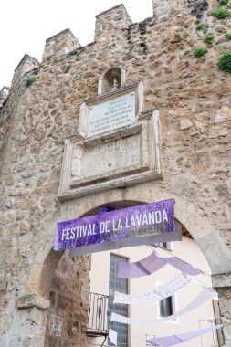 Brihuega 'daki festivalde lavanta rengarenk süslemeler ve yerel el sanatları kutlanıyor. Ziyaretçiler, bu büyüleyici İspanyol kasabasının kokularını ve geleneklerini keşfetmek için canlı atmosferin tadını çıkarıyorlar..