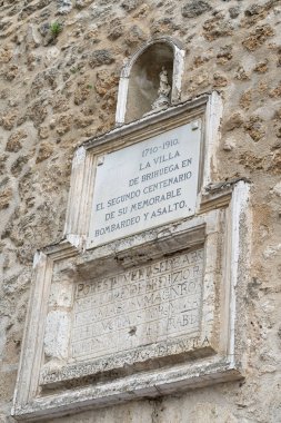 Ziyaretçiler, lavanta tarlalarına hayran oldukları ve zengin bir kültür mirasını kutlayan yerel gelenekleri keşfettikleri Brihuega 'daki canlı Lavanda Festivali' nin tadını çıkarıyorlar..