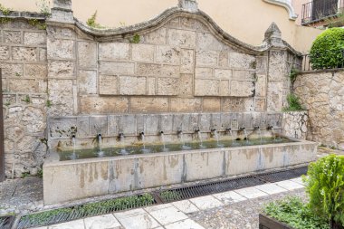 Brihuega, ziyaretçilerin tarihi bir çeşmeye hayran oldukları Lavanta Festivali 'ni kutluyor. Etrafı güzel taş mimari ve yeşilliklerle çevrili birden fazla su fışkırıyor..