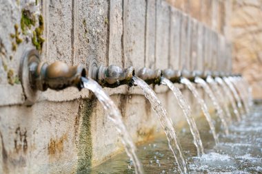 Brihuega 'daki çok sayıda antik çeşmeden akan su, İspanya' nın Castilla-La Mancha bölgesindeki bu büyüleyici kasabanın zengin tarihi ve kültürünü vurguluyor..