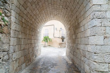 İspanya, Brihuega 'da sakin bir caddeye açılan taş kemer Castilla-La Mancha' daki bu tarihi kasabanın kırsal mimarisini ve sakin atmosferini vurguluyor..