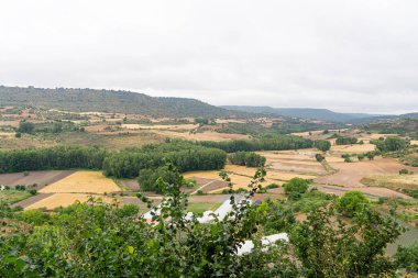 Yoğun yeşilliklerle çevrili, çeşitli renklerde yuvarlanan alanlardan oluşan nefes kesici bir manzara. Brihuega 'nın Castilla-La Mancha' daki doğal güzelliğini bulutlu bir gökyüzünün altında yakalıyor..