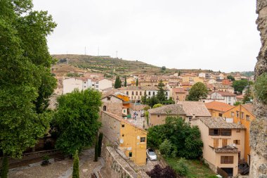 Brihuega, tarihi binaları ve bereketli ağaçlarıyla Guadalajara eyaletinin tepelerine kurulmuş tuhaf bir kasaba manzarası sunuyor..