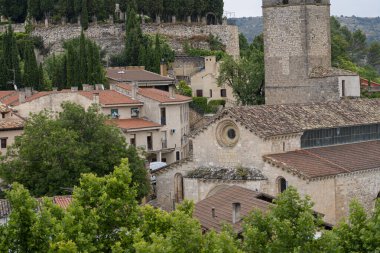 Tepelere yerleşen Brihuega, yemyeşil alanlarla çevrili büyüleyici tarihi binalarını sergiliyor. Büyüleyici sokaklar keşfe ve yerel kültüre bir göz atmaya davet ediyor..