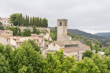 Brihuega 'nın büyüleyici köyüne bakan bereketli ağaçlar tarihi binaları ve seçkin kuleyi çerçeveletip Guadalajara, Castilla-La Mancha' nın güzelliğini gözler önüne seriyor..