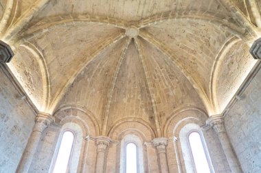 Ziyaretçiler, Brihuega 'daki tarihi bir kilisenin heybetli tavanına hayran kalarak, olağanüstü taş işçiliği ve mimari ayrıntıları sergiliyorlar..