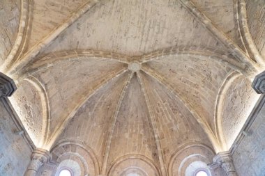 Brihuega 'daki tarihi tavanın karmaşık taş işçiliğini keşfetmek, bölgenin barışçıl ve kültürel bir ortamda zanaatkarlığını sergilemek.