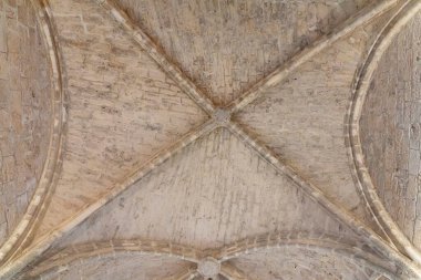 Ziyaretçiler, İspanya 'nın Guadalajara kentinin Brihuega kentinde bulunan tarihi bir yapıdaki tavanın ayrıntılı işçiliğine hayran kaldılar. Eşsiz mimari ortaçağ tasarım elementlerini sergiliyor.