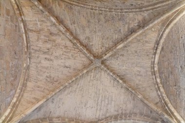 Brihuega 'daki tarihi bir yapının ayrıntılı taş tavanında etkileyici mimari unsurlar ve işçilik sergileniyor..