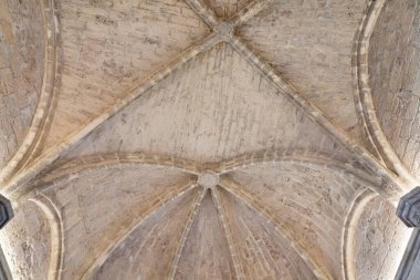 Brihuega 'daki güzel döşenmiş tavanın altında ziyaretçiler karmaşık taş işçiliğine ve tipik İspanyol tarihi mimarisinin detaylarına hayran kalıyorlar. Güneş ışığı dokuyu güçlendirir.