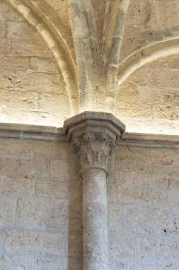 Karmaşık taş işçiliği, Guadalajara 'daki Brihuega' nın mimari güzelliğini gözler önüne seriyor. Güneş ışığı kolonun ve kemerlerin dokusunu ve tasarımını vurgular, zengin bir tarihi gözler önüne serer..