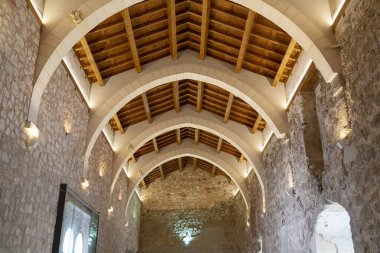 Brihuega, Guadalajara 'daki tarihi bir binada zarif taş duvarlar ve kemerli tavanlar olağanüstü bir mimari sergiliyor. Yumuşak ışıklandırma huzurlu atmosferi güçlendirir, keşif yapmaya davet eder..