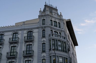 Zamora 'daki tarihi binada balkonları ve dekoratif çatıları olan mimari unsurlar yer alıyor. Yapı sakin bir gökyüzüne karşı duruyor, zarafetini ve işçiliğini vurguluyor..