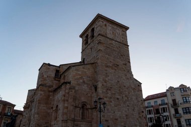 Taş kilise kulesi, bölgenin zengin mimari tarihi ve kültürel önemini gözler önüne sererek Zamora, Castilla y Leon 'da akşam gökyüzüne çarpıyor..
