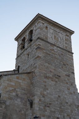 Ziyaretçiler gece boyunca Zamora, Castilla y Leon 'daki etkileyici taş kuleye hayran kalabilirler. Yapıda tarihsel önemini vurgulayan eşsiz mimari ayrıntılar yer alıyor..