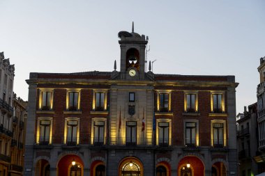 Zamora 'daki belediye binasında alacakaranlıkta sıcak ışıklandırması olan zarif bir mimari yer alıyor. Saat kulesi tarihi kareye cazibe katıyor ve güzel bir akşam atmosferi yaratıyor..