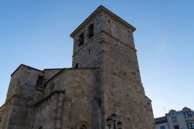 Tarihi bir kulenin taş mimarisi Castilla y Leon 'da Zamora' nın özünü yakalar. Açık mavi gökyüzü aydınlık bir günde yapının güzelliğini arttırır..
