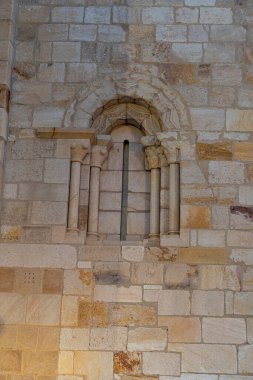 Ayrıntılı oymalar, Zamora 'da tarihi işçiliğin sergilendiği antik bir taş duvarı süslüyor. Bu konum bölgenin zengin mimari mirası ve kültürel önemini yansıtıyor.