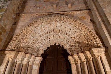 Zamora 'daki tarihi bir kilisenin taş kemer yolu çeşitli doğal elementleri tasvir eden ayrıntılı oymalar içerir..