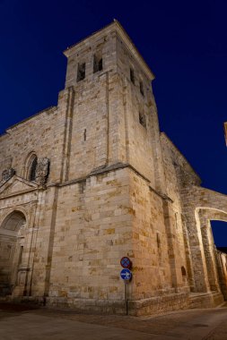 Zamora, Castilla y Leon 'daki tarihi mimarinin çarpıcı manzarası taş binalarını ve alacakaranlıkta kulesini sergiliyor. Büyüleyici sokaklar gecenin cazibesini artırıyor..