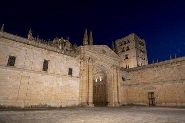 Geceleyin aydınlatılan Zamora 'daki tarihi bir binanın ön cephesinde taş işçiliği ve etkileyici mimari ayrıntıları gözler önüne serildi. Ortam, şehrin zengin kültürel mirasını ön plana çıkarıyor..