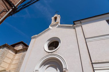 Toro, Zamora 'daki büyüleyici bir kilise, açık mavi gökyüzünün altında bölgenin zengin mimari mirası ve tarihini ön plana çıkaran beyaz cephesini ve çan kulesini sergiliyor..