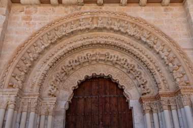 Ayrıntılı taş oymalar Santa Maria de Santa Maria Belediye Başkanı Toro 'nun ana girişini dekore ederek tarihi binanın mimarisinin ayrıntılı işçiliğini gözler önüne seriyor..