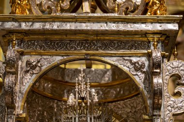 İnsanlar Colegiata de Santa Maria la Mayor de Toro 'daki gümüş sunağa hayran kalarak Zamora, Castilla y Leon' daki tarihi ve sanatsal önemini vurguluyor..