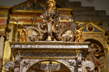 Karmaşık barok tasarımı Colegiata de Santa Maria la Mayor de Toro mihrabını süslüyor ve Zamora 'nın kalbindeki zarif işçiliği ve dini sanatları vurguluyor..