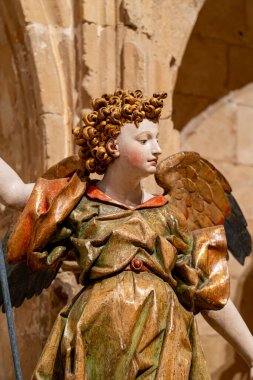 Toro 'daki Santa Maria Belediye Başkanı Colegiata de Santa Maria' da etkileyici bir melek heykeli duruyor. Detaylı işçiliğin altını çiziyor. Sanat eserleri Zamora 'nın zengin dini mirasını temsil ediyor..