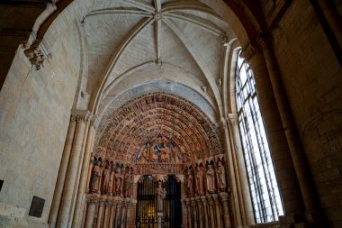 Colegiata de Santa Maria la Mayor de Toro 'nun içinde karmaşık taş işçiliği ve Zamora, Castilla y Leon' un sanatsal mirasının altını çizen güzel süslenmiş bir maymun bulunur..