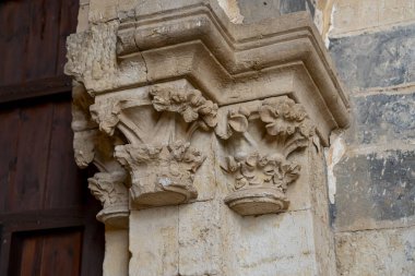 Toro 'da bulunan Colegiata de Santa Maria la Mayor, süslemeli sütun başkentleriyle muhteşem işçiliği vurguluyor. Bu mimari mücevher Castilla y Leon 'un zengin tarihini yansıtır..