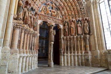 Ziyaretçiler, Castilla y Leon Zamora 'daki Colegiata de Santa Maria la Mayor de Toro' nun karmaşık tasarımı ve tarihsel önemine hayran kalmaktadır. Çarpıcı detaylar ortaçağ işçiliğini gösteriyor..
