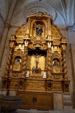 Barok sunağında özenle hazırlanmış altın oymalar, dini figürler ve Santa Maria Belediye Başkanı Toro 'nun zengin sanatsal mirasını gösteren merkezi bir haç yer alıyor..