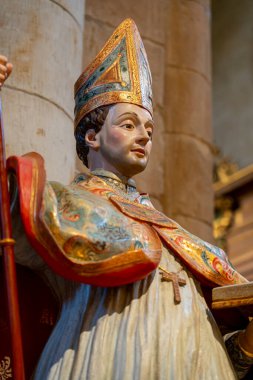 Kolegiata de Santa Maria la Mayor de Toro 'da bir piskoposun ayrıntılı heykeli görülebiliyor. İspanya' nın Zamora kentinde bulunan zengin dini mirası ve seçkin işçiliği vurguluyor..