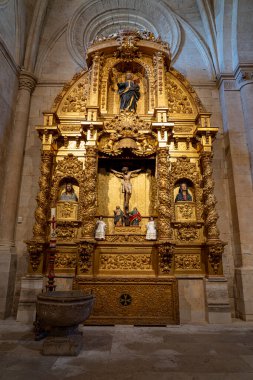 Altın oymalar ve karmaşık figürler Toro, Zamora 'daki Santa Maria Belediye Başkanı Colegiata de Santa Maria' da sunak süslüyor. Bu tarihi mekan olağanüstü sanatsal ve dini bağlılığı sergiliyor..