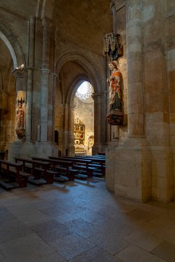 Tarihi mimari, karmaşık heykeller ve sakin bir atmosferle Colegiata de Santa Maria la Mayor de Toro 'da sergilenmektedir. Işık dairesel bir pencereden süzülüyor.