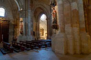 Colegiata de Santa Maria la Mayor de Toro 'nun içini araştıran heykel, dini heykeller ve sıra sıra ahşap sıraları ortaya çıkardı..