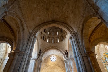 Colegiata de Santa Maria la Mayor de Toro, İspanya 'nın Zamora kentinde muhteşem Gotik mimari eserleriyle ayakta duruyor. Kemerli tavanlar ve detaylı taş işçiliği zengin tarihi ve sanatsal güzelliğini yansıtıyor..