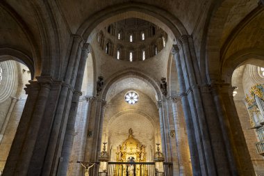 Santa Maria de Santa Maria Belediye Başkanı de Toro 'yu ziyaret etmek çarpıcı bir mimariyi gözler önüne seriyor. Detaylı taş işçiliği ve pencereden süzülen büyüleyici ışık Zamora' daki güzelliğini gözler önüne seriyor..