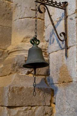 Geleneksel bir asma zili, Santa Maria de Santa Maria la Mayor de Toro 'da belirgin bir şekilde sergilenmektedir. Bu zanaat, Zamora 'daki bu tarihi yerin zengin tarihi ve kültürel önemini yansıtıyor..