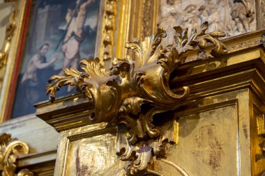 Colegiata de Santa Maria la Mayor de Toro 'daki dekoratif unsurlar barok işçiliğini ön plana çıkarıyor. Zarif altın aksanlar, İspanyol mimari güzelliğini yansıtan sanat ve tarihi harmanlıyor..